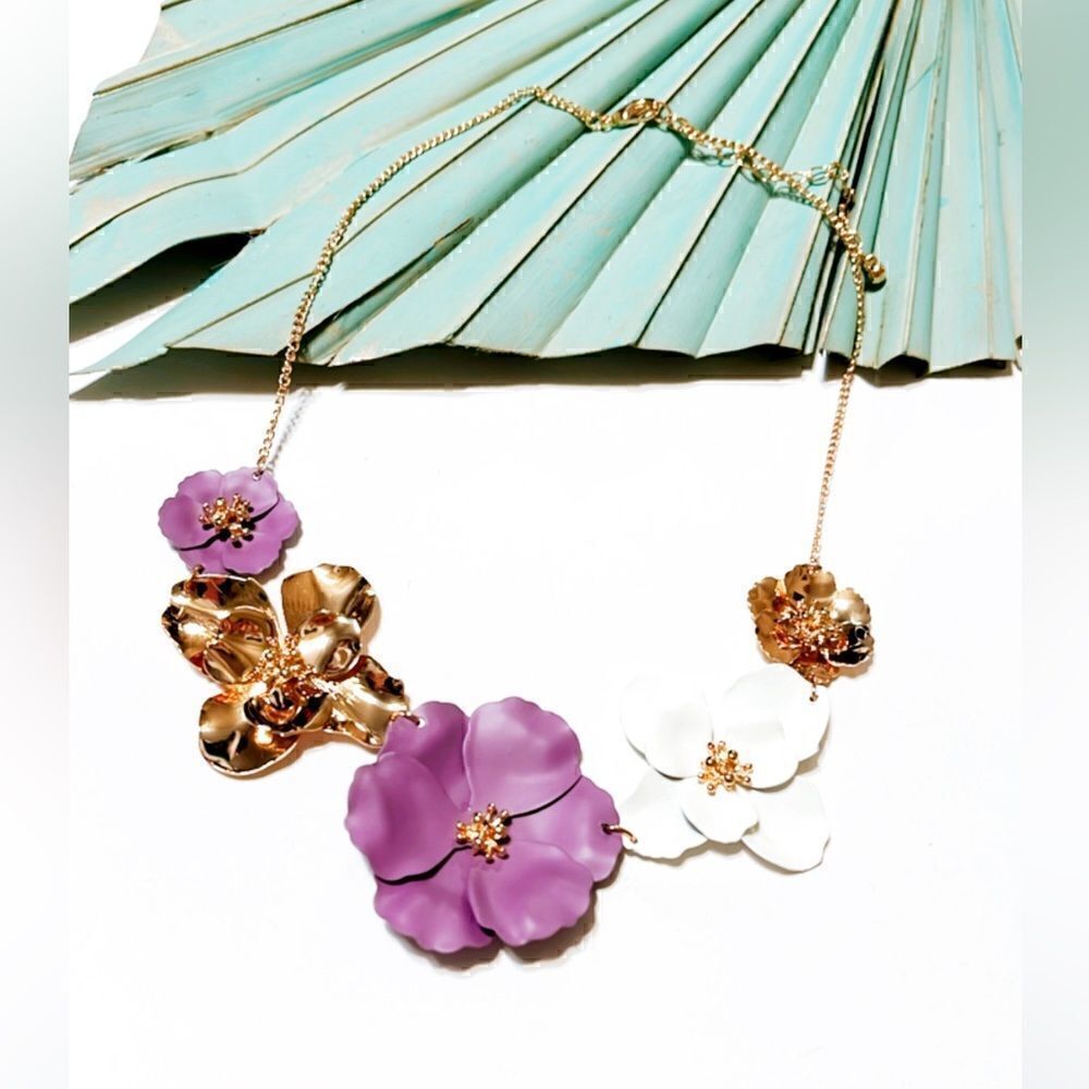 Flower statement necklace S192